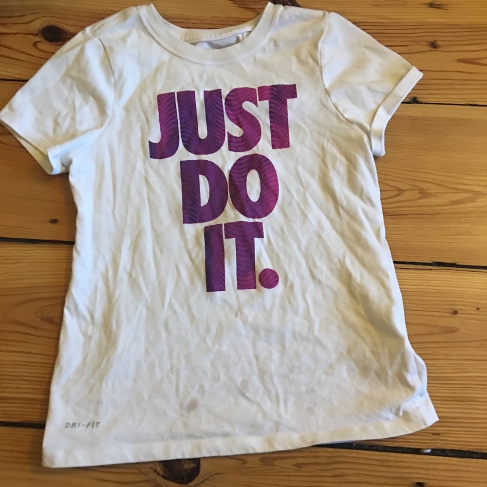 Girls Nike T-shirt medium